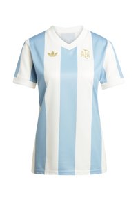 Gaiši zilā un baltā svītraina futbola kreklā ar v-veida kakla izgriezumu, īsām piedurknēm un zelta adidas logo, kā arī AFA emblēma uz krūtīm.