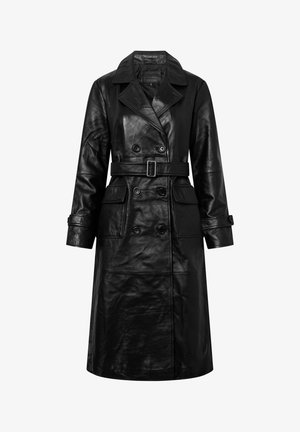 Manteau long en cuir noir avec des boutons croisés, un large col, une taille ceinturée, des poches à rabat et des poignets à sangle.