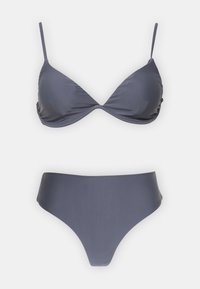 Grå bikiniuppsättning med en triangulär bralette med justerbara band och en högmidjad botten. Materialet har en slät, matt textur.