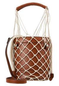 Sac seau en cuir marron dans un filet de corde blanche nouée avec poignée enveloppée et bandoulière amovible sur fond blanc.