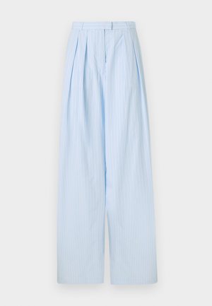 Helle blaue weite Hosen aus einem Stoff mit vertikalen weißen Streifen, ausgestattet mit Falten und einem taillierten Bund.