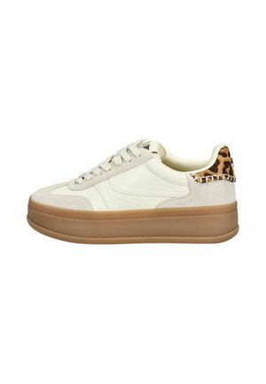 Sneakers bianchi in pelle con suola in gomma beige, caratterizzati da un accento a stampa leopardata sul tallone e dettagli in suede testurizzato sulla punta.