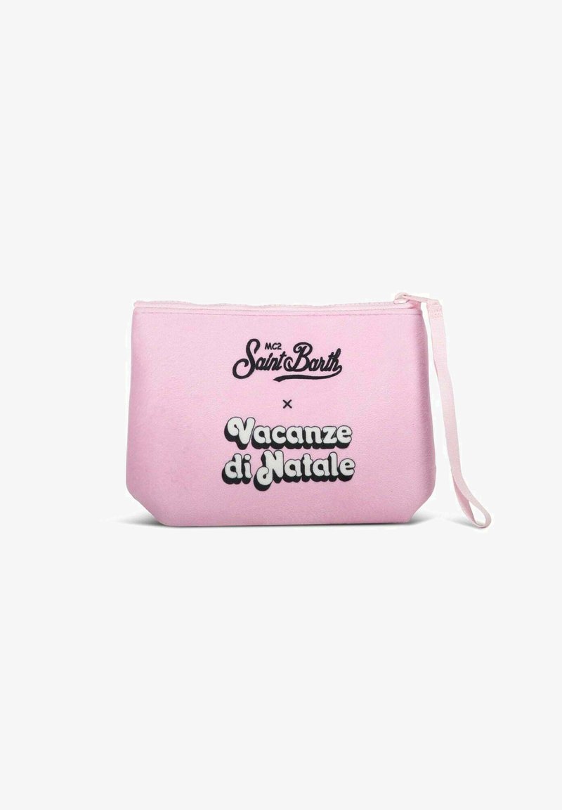 Pochette de toilette rose avec une fermeture éclair, portant "MC2 Saint Barth" et "Vacanze di Natale" en police noire. Comprend une bandoulière.