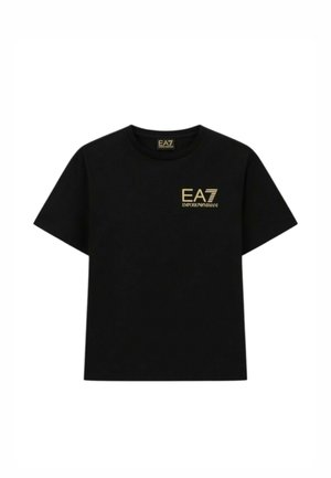 T-shirt nera a maniche corte con collo a girocollo e logo "EA7 Emporio Armani" dorato sul petto a sinistra, con etichetta logo abbinata all'interno del colletto.