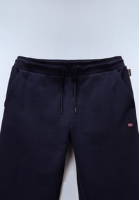 Pantaloni da tuta blu navy con cintura elastica, laccetto, tasche laterali e un piccolo logo con la bandiera norvegese sulla gamba destra.