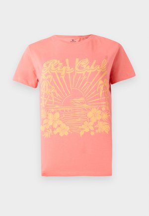 Koralfarvet t-shirt med korte ærmer, der har et gult grafisk design med sol, bølger og blomster. Lavet af bomuld. Klassisk pasform.