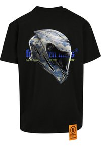 Schwarzes T-Shirt mit einer grafik eines blau-weiß gemusterten Motorradhelms und blau-gelbem Text mit der Aufschrift "forgotten faces" auf der Rückseite.