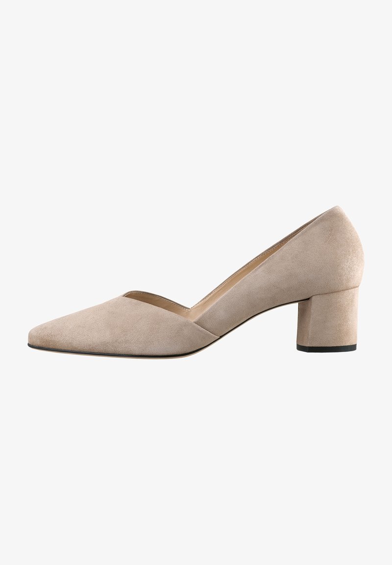 Escarpin beige en daim avec petit talon bloc, bout pointu et côtés échancrés, conçu pour une tenue formelle ou professionnelle féminine.