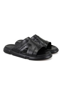 Zwarte leren schuif sandalen met een open teen, dubbele bandontwerp met uitsparingen, en een gevoerde rubberen zool voor comfort.