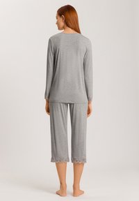 Graues Loungewear-Set mit langen Ärmeln und verkürzten Hosen, das mit Spitzenakzenten an den Bündchen und dem Hosenabschluss versehen ist. Weicher Stoff, entspannter Schnitt.