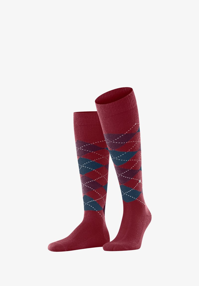 Kniestrümpfe in Burgunderrot und Marineblau mit einem Argyle-Muster und kontrastierenden weißen Nähten. Hergestellt aus strukturiertem Stoff für zusätzlichen Komfort.