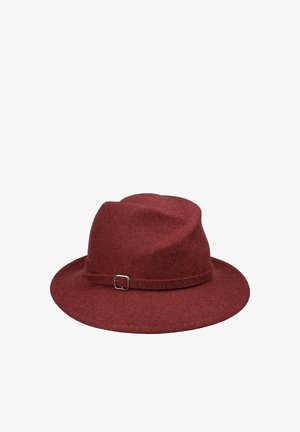 Burgundy felt fedora hat with a medium brim and a matching band featuring a small silver buckle.