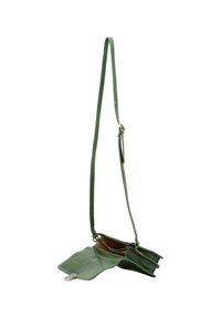 Borsa a tracolla verde in pelle con una lunga tracolla, patta pieghevole e texture liscia. Presenta elementi in metallo dorato e un compartimento aperto.