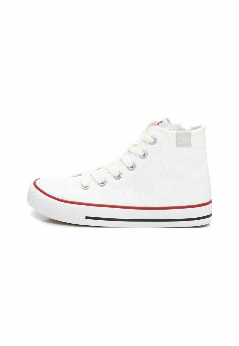 Zapatilla alta de lona blanca con acentos rojos, ojales plateados, suela de goma y una puntera texturizada. Diseño simple con detalle de rayas negras.