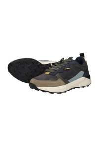 Sneakers met een mix van donkerblauw, olijfgroen en lichtgrijze materialen. Kenmerken zijn perforaties en een getextureerde zwarte rubberen zool.