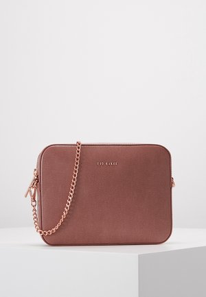 Brązowa prostokątna skórzana torebka na ramię z różowo-złotym łańcuszkowym paskiem i suwakiem, logo „Ted Baker” wytłoczone na środku z przodu.