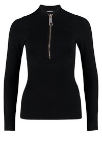 Czarna bluzka z długim rękawem i wysokim kołnierzem, z srebrnym zamkiem błyskawicznym. Materiał ma prążkowaną teksturę, co tworzy dopasowaną sylwetkę.
