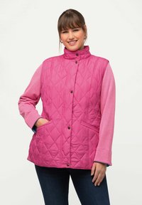 Růžová prošívaná bunda s vysokým límcem, zapínáním na knoflíky a bočními kapsami, s kontrastními texturovanými rukávy ve světlejším odstínu.