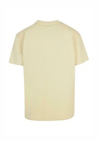 Kurzarm-T-Shirt aus leichtem beigen Baumwollstoff, mit rundem Halsausschnitt und lässiger Passform, mit glatter Textur und ohne sichtbare Muster.