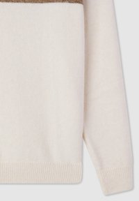 Kremowy sweter dzianinowy z brązowym paskiem na górnej krawędzi rękawów i dolnym hemie, prezentowany na jasnoszarym tle.