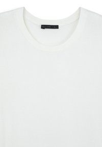 Maglione bianco a maglia con scollo rotondo, texture morbida e un'etichetta con su scritto "CALLIOPE L." Design semplice e pulito senza motivi visibili.