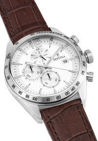 Reloj de acero inoxidable plateado con dial blanco, correa de cuero con patrón de cocodrilo marrón, tres subdiales y bisel taquimétrico.