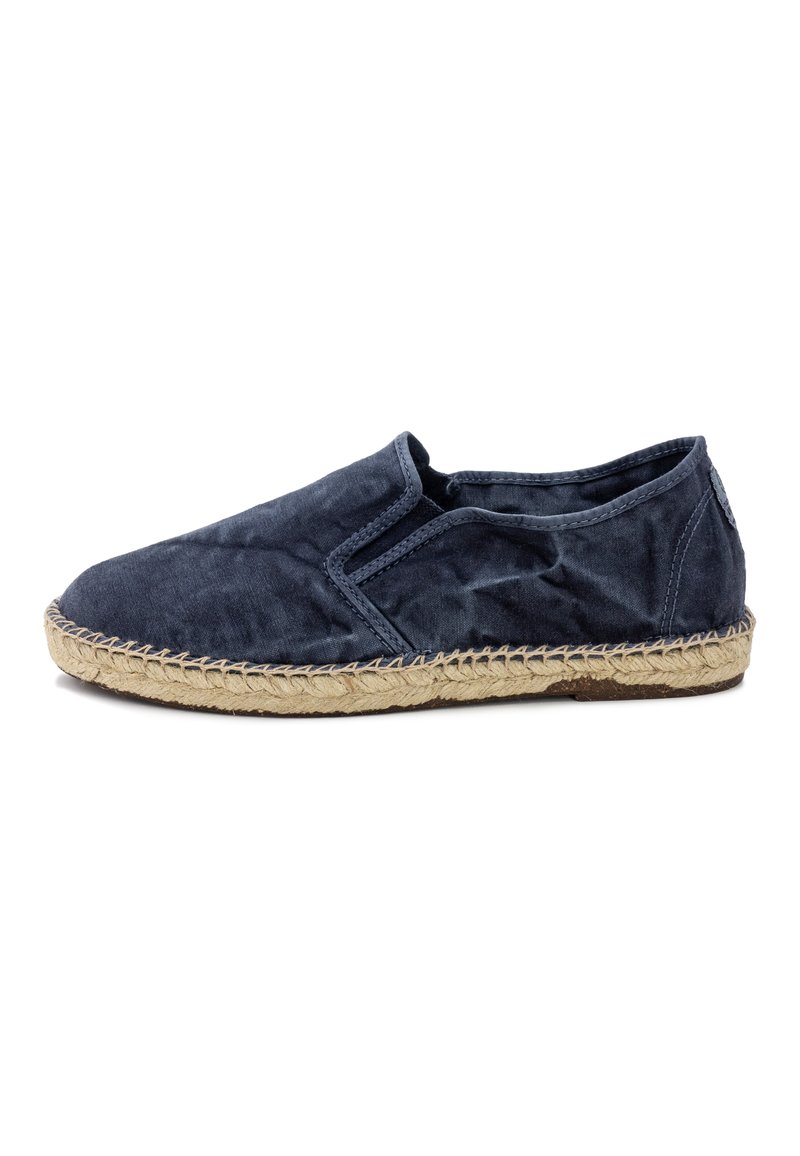 Espadrillas slip-on blu navy, realizzate in tessuto morbido, con suola in juta intrecciata e accenti elastici ai lati per un facile indossamento.