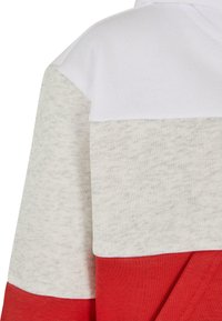 Felpa con cappuccio a tre blocchi di colore: bianco nella parte superiore, grigio chiaro al centro e rosso nella parte inferiore. Texture morbida, design casual.