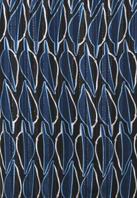 Tessuto stampato con forme di foglie allungate in blu scuro e blu chiaro su uno sfondo nero, con contorni bianchi e una texture sottile.