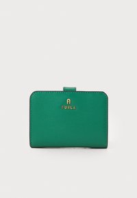 Portafoglio verde in pelle con finitura testurizzata, con logo dorato "FURLA" e chiusura a scatto. Design rettangolare compatto.