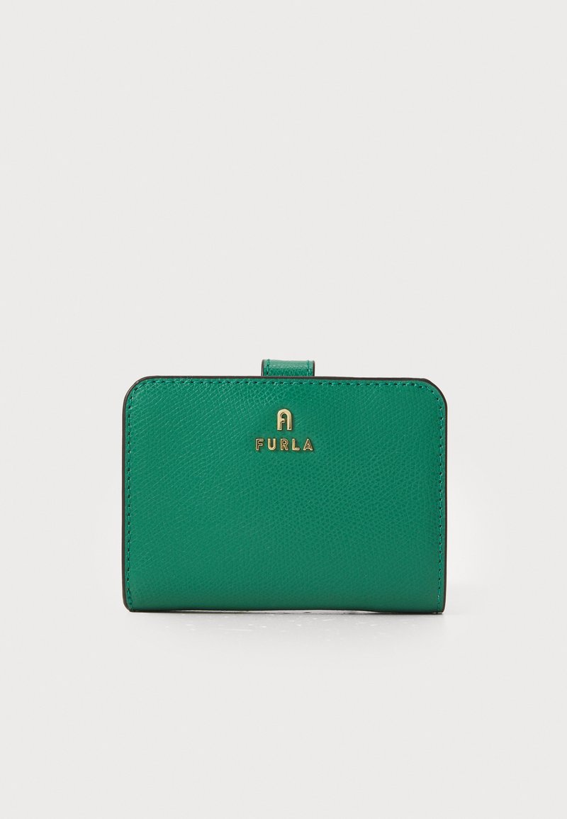 Portafoglio verde in pelle con finitura testurizzata, con logo dorato "FURLA" e chiusura a scatto. Design rettangolare compatto.