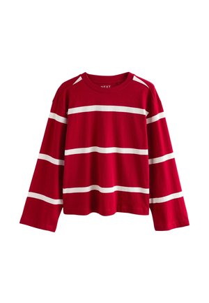 Chemise rouge à manches longues avec de larges rayures blanches horizontales sur le corps et les manches, dotée d'un col rond.