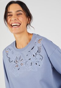 Damart BRODÉ - Strickpullover - bleu