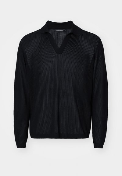 Schwarzer Strickpullover mit V-Ausschnitt, ribbeligem Muster, langen Ärmeln und einem kontrastierenden Kragen. Glatter, leichter Stoff.