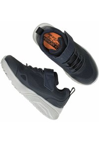 Sneakers con tomaia in rete blu navy scuro, suola in gomma e cinturino regolabile. Presentano una soletta imbottita contrassegnata "Air-Cooled Memory Foam."