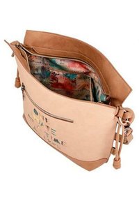 Borsa a tracolla color pesco in pelle con una texture liscia. L'interno presenta una fodera a motivi colorati e una tasca con zip.