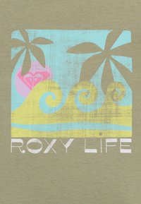 Dwie palmy i stylizowane żółte fale na niebieskim tle z różowym słońcem i napisem „Roxy Life” poniżej.