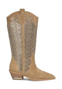 Bota de cowboy de ante marrón con un upper brillante adornado con strass, punta afilada y tacón apilado. Presenta costuras decorativas y un diseño festoneado.