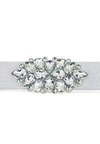 Cintura elastica argento con un centrale di fiori formato da grandi gocce e piccoli cristalli trasparenti rotondi.