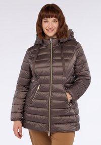 Parka acolchada marrón con cierre de cremallera en la parte delantera y capucha con cordón. Presenta bolsillos laterales y textura acolchada horizontal. Acabado suave y brillante.