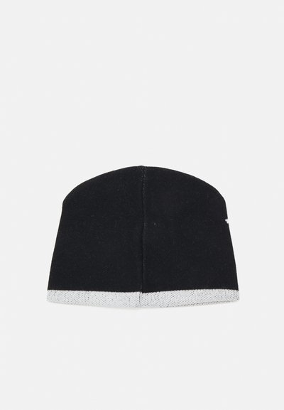 Sort hue af beanie hat med en hvid, struktureret manchet. Fremstillet af strikket materiale, med et simpelt design og en tætsiddende pasform. Ingen yderligere dekorationer.
