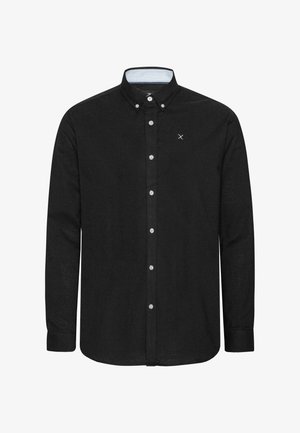 Sort langærmet skjorte med krave, knaplukning fortil og hvidt logo på brystet. Indersiden af kraven har blå og hvide striber.