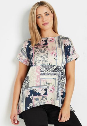 Top con estampado floral y mangas cortas, que presenta una mezcla de colores marino, rosa y crema. Falda redondeada y varios acentos geométricos.