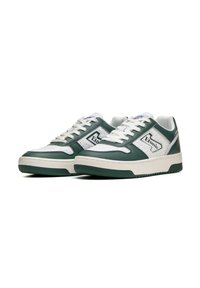 Grüne und weiße Sneaker mit einem Obermaterial aus Leder, strukturieller Gummisohle, durchlöchertem Detail und seitlichem Logo-Akzent. Schnürverschluss.