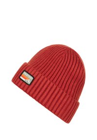 Rode gebreide muts met ribbeltextuur, voorzien van een logo-patch in zwart, wit, oranje en groen op de opgevouwen rand.