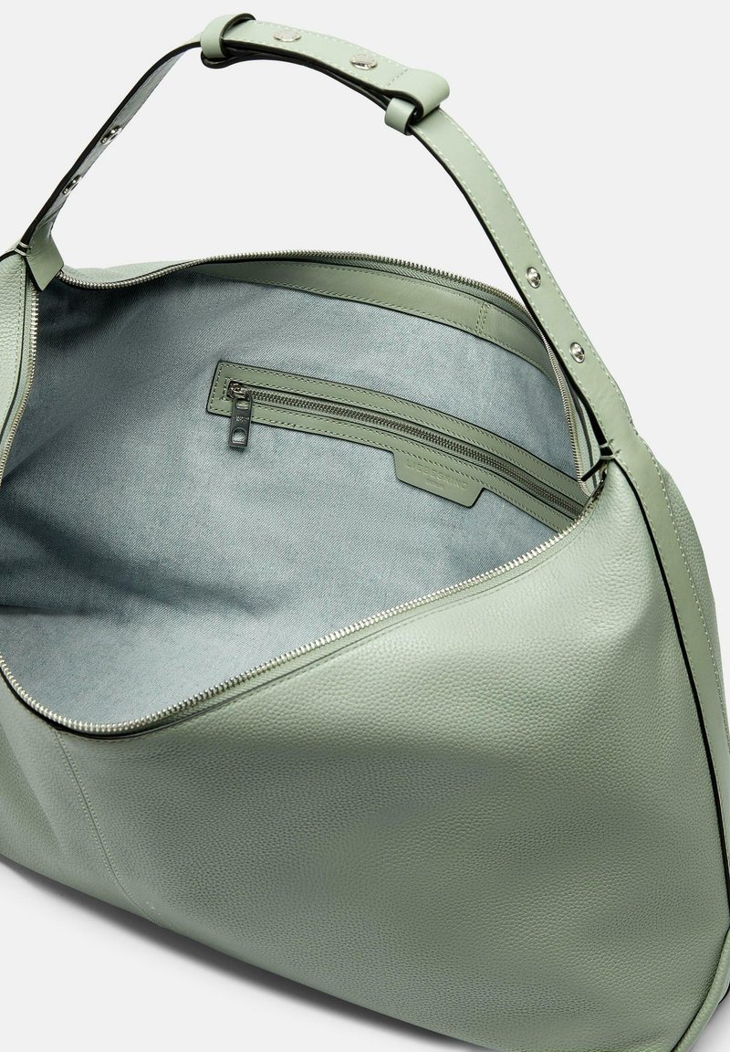 Grüne Lederhandtasche mit strukturiertem Äußeren und hellblauem Innenraum. Verfügt über eine Reißverschlusstasche und einen stabilen Tragegurt.