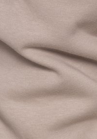 Helles beige Gewebe mit einer weichen, glatten Textur und leichtem Stretch, das ein feines Strickmuster und einen dezenten Glanz aufweist.