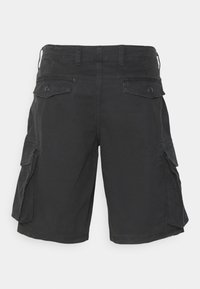 Bermudas negras de cargo hechas de algodón resistente, con dos bolsillos laterales, dos bolsillos traseros y trabillas para cinturón. Presenta un corte recto y costuras mínimas.