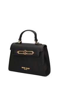 Borsa a tracolla in pelle sintetica nera con forma strutturata, manico superiore, accessori in metallo dorato e chiusura a patta con emblema.