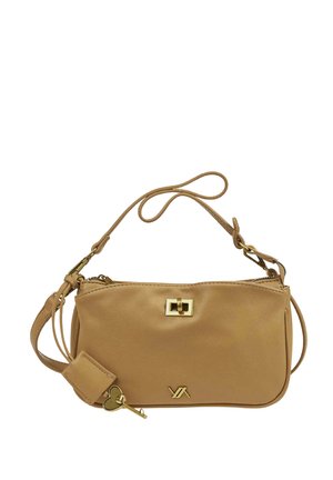 Bolso de hombro de cuero marrón con cierre giratorio dorado, colgante con forma de llave dorada y correa delgada ajustable sobre fondo blanco.